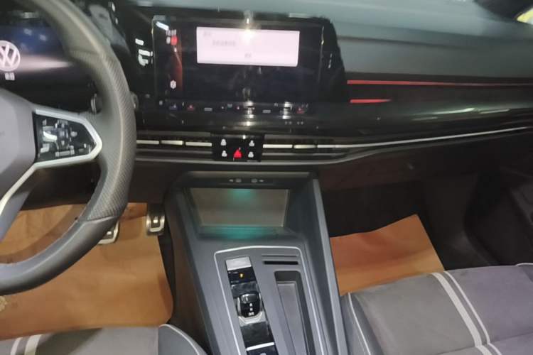Used Volkswagen Golf 2023 Facelift 280TSI DSG R-Line Lite Audio And AC Panel
