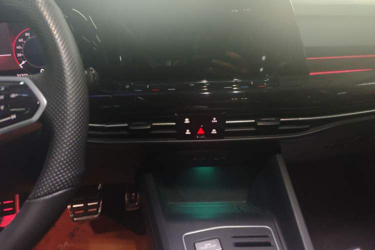 Used Volkswagen Golf 2023 Facelift 280TSI DSG R-Line Lite Audio And AC Panel