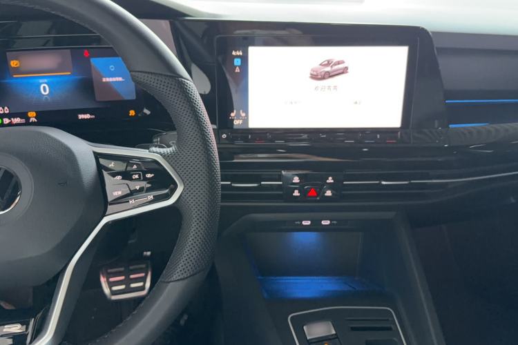 Used Volkswagen Golf 2023 Facelift 280TSI DSG R-Line Lite Center Console
