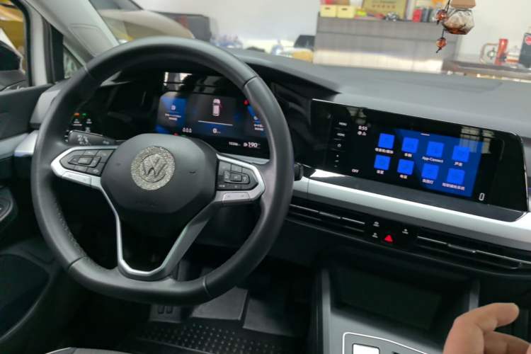Used Volkswagen Golf 2023 280TSI DSG Pro Center Console