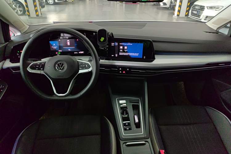 Used Volkswagen Golf 2023 Facelift 280TSI DSG Pro Center Console