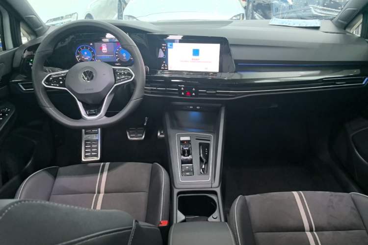 Used Volkswagen Golf 2023 Facelift 280TSI DSG R-Line Lite Center Console