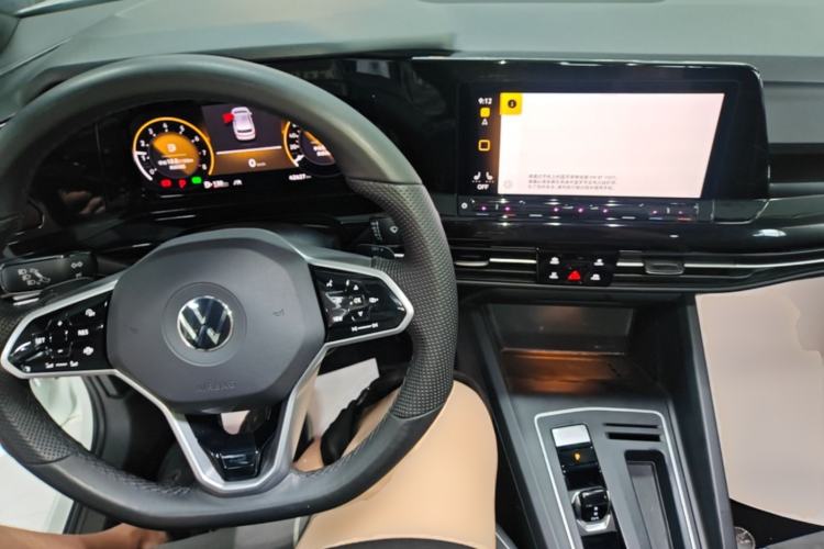 Used Volkswagen Golf 2023 Facelift 280TSI DSG R-Line Lite Center Console