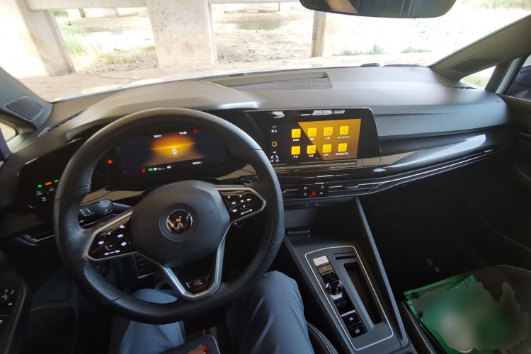 Used Volkswagen Golf 2023 280TSI DSG R-Line Lite Center Console