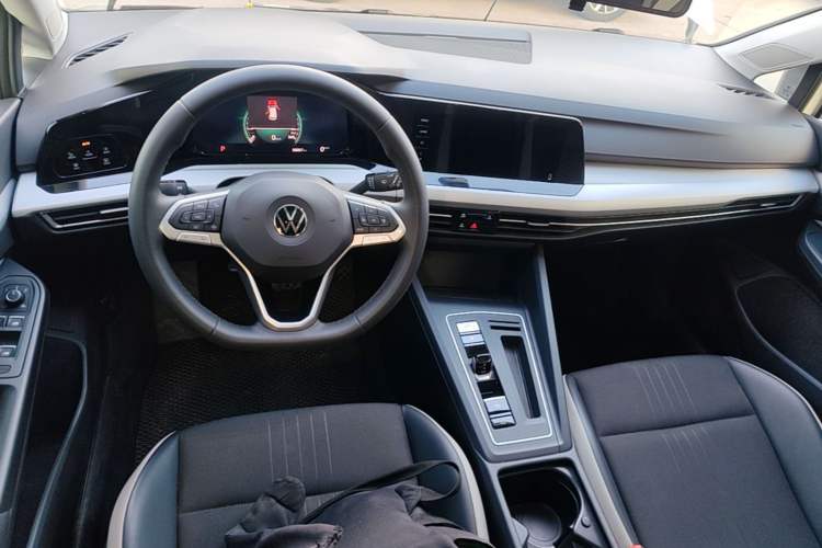 Used Volkswagen Golf 2023 Facelift 280TSI DSG Pro Center Console