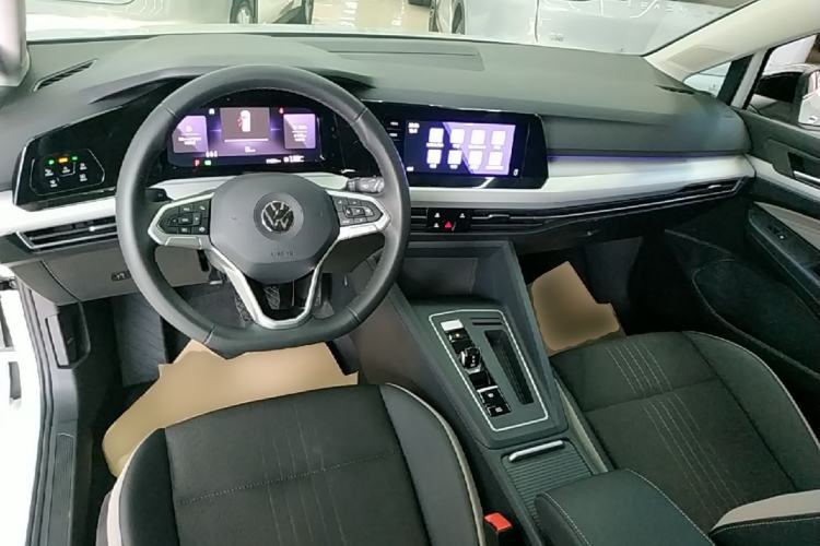 Used Volkswagen Golf 2023 Facelift 280TSI DSG Pro Center Console