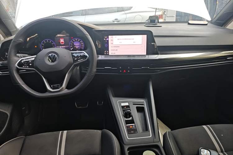 Used Volkswagen Golf 2023 Facelift 280TSI DSG R-Line Lite Center Console