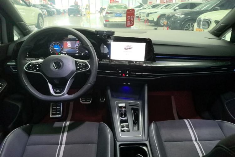 Used Volkswagen Golf 2023 Facelift 280TSI DSG R-Line Lite Center Console