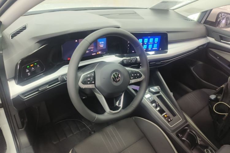 Used Volkswagen Golf 2023 Facelift 280TSI DSG Pro Center Console