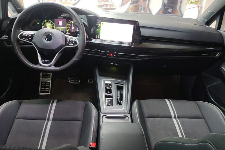 Used Volkswagen Golf 2023 Facelift 280TSI DSG R-Line Center Console