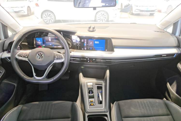 Used Volkswagen Golf 2023 Facelift 280TSI DSG Pro Center Console