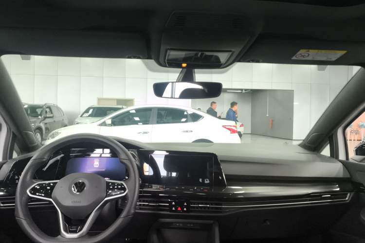 Used Volkswagen Golf 2023 Facelift 280TSI DSG R-Line Lite Center Console