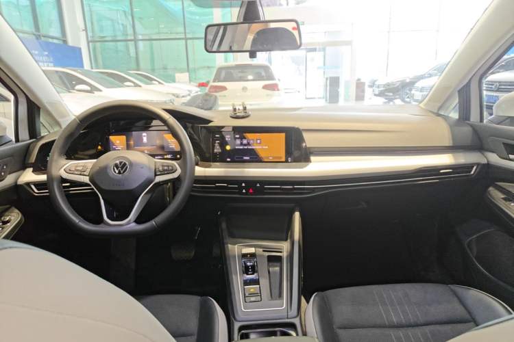 Used Volkswagen Golf 2023 Facelift 280TSI DSG Pro Center Console