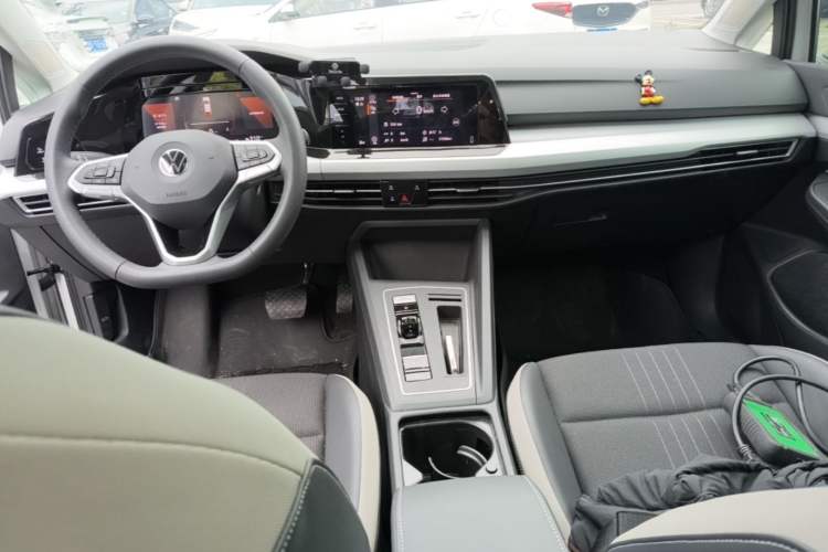 Used Volkswagen Golf 2023 Facelift 280TSI DSG Pro Center Console