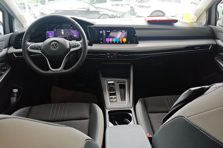 Used Volkswagen Golf 2023 Facelift 280TSI DSG Pro Center Console