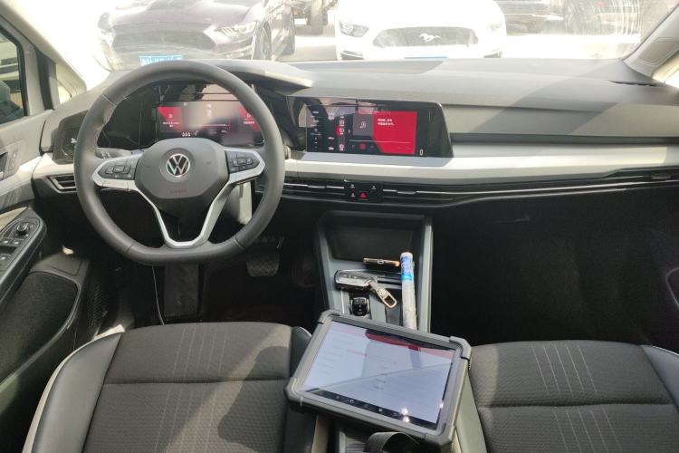 Used Volkswagen Golf 2023 Facelift 280TSI DSG Pro Center Console
