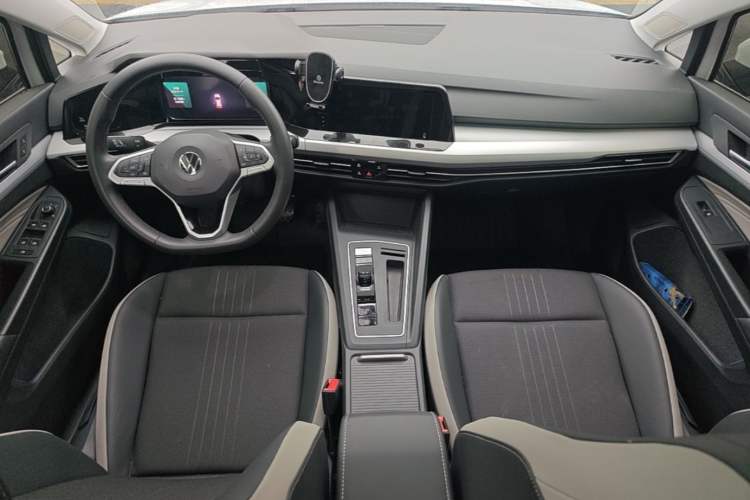 Used Volkswagen Golf 2023 Facelift 280TSI DSG Pro Center Console