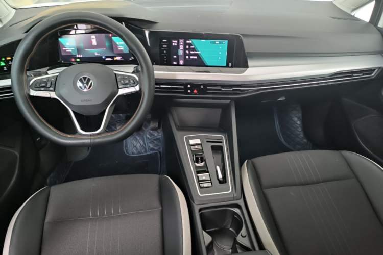 Used Volkswagen Golf 2023 Facelift 280TSI DSG Pro Center Console