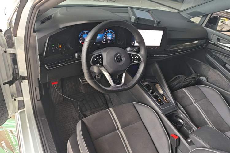 Used Volkswagen Golf 2023 Facelift 280TSI DSG R-Line Lite Center Console