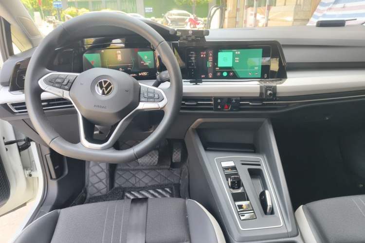 Used Volkswagen Golf 2023 Facelift 280TSI DSG Pro Center Console