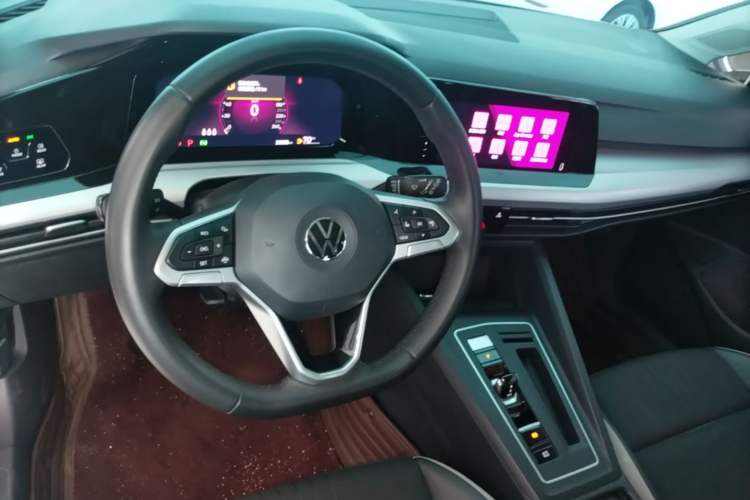 Used Volkswagen Golf 2023 Facelift 280TSI DSG Pro Center Console