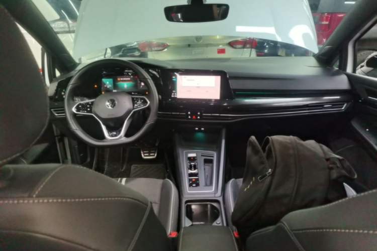 Used Volkswagen Golf 2023 Facelift 280TSI DSG R-Line Lite Center Console