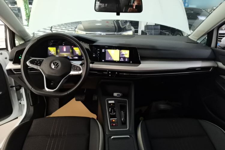 Used Volkswagen Golf 2023 Facelift 280TSI DSG Pro Center Console