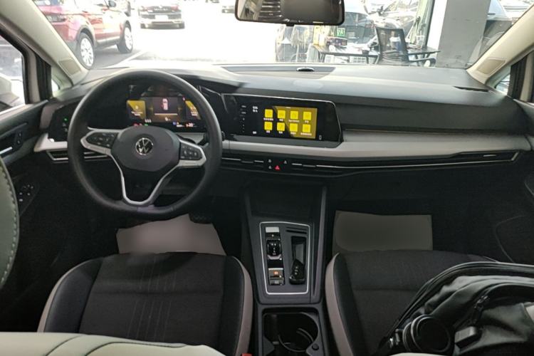 Used Volkswagen Golf 2023 Facelift 280TSI DSG Pro Center Console