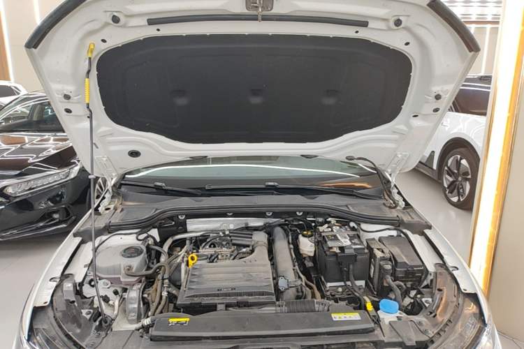Used Volkswagen Golf 2023 Facelift 280TSI DSG R-Line Lite Engine Bay