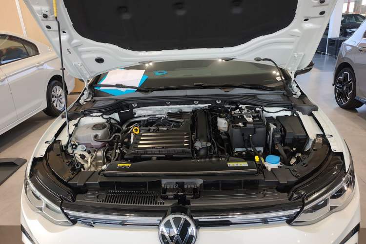 Used Volkswagen Golf 2023 Facelift 280TSI DSG R-Line Lite Engine Bay