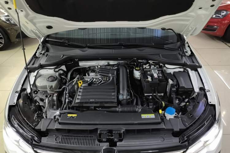 Used Volkswagen Golf 2023 Facelift 280TSI DSG R-Line Lite Engine Bay