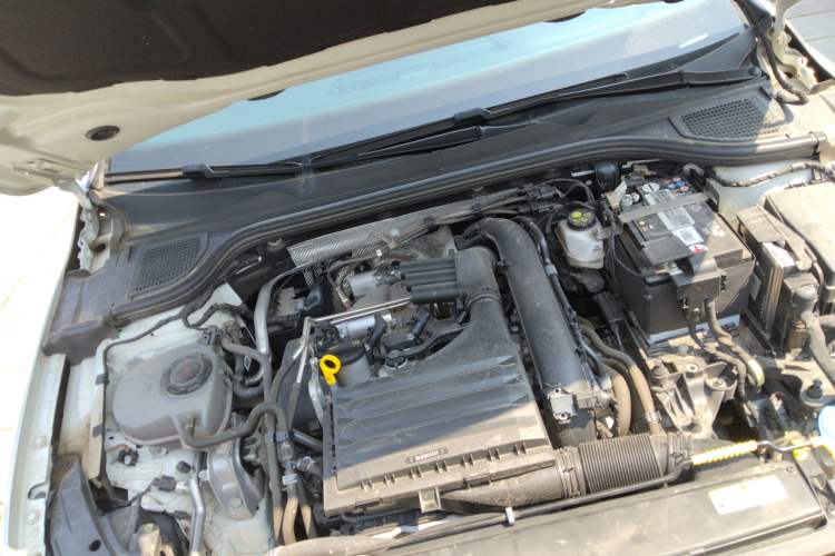 Used Volkswagen Golf 2023 Facelift 280TSI DSG R-Line Engine Bay