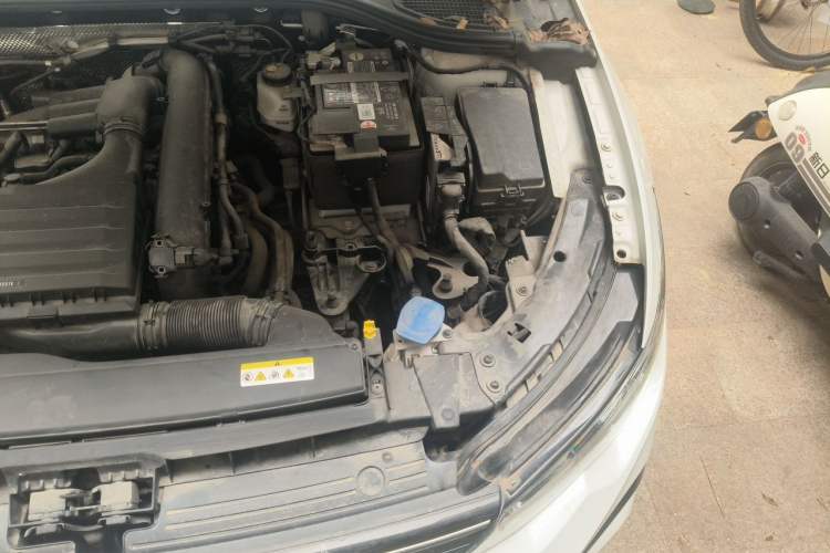 Used Volkswagen Golf 2023 280TSI DSG R-Line Lite Engine Bay Left