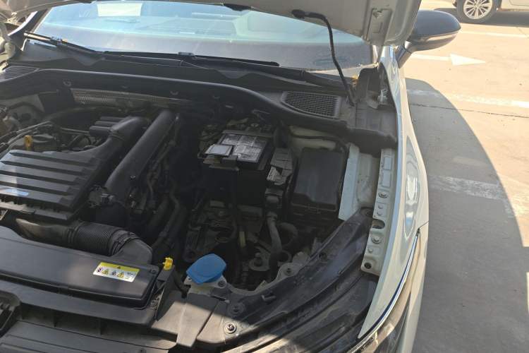 Used Volkswagen Golf 2023 280TSI DSG R-Line Lite Engine Bay Left