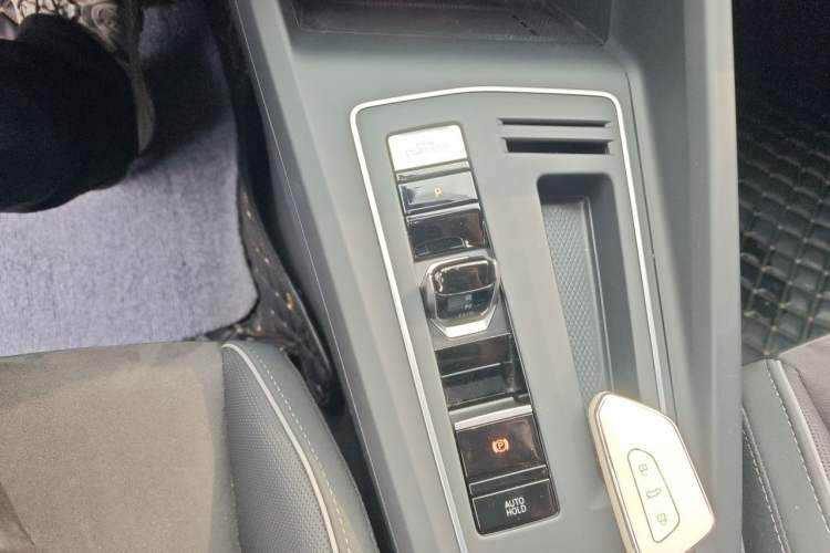 Used Volkswagen Golf 2023 Facelift 280TSI DSG R-Line Lite Gear Lever