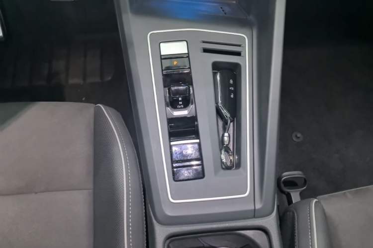 Used Volkswagen Golf 2023 Facelift 280TSI DSG R-Line Lite Gear Lever