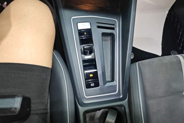 Used Volkswagen Golf 2023 Facelift 280TSI DSG R-Line Lite Gear Lever