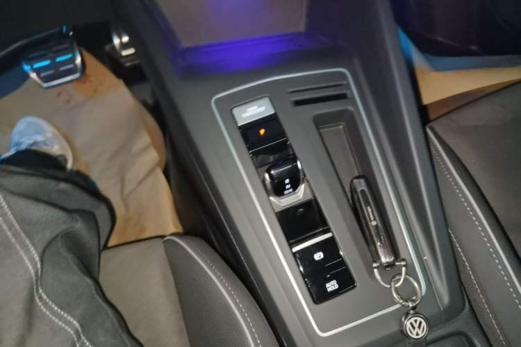 Used Volkswagen Golf 2023 Facelift 280TSI DSG R-Line Lite Gear Lever
