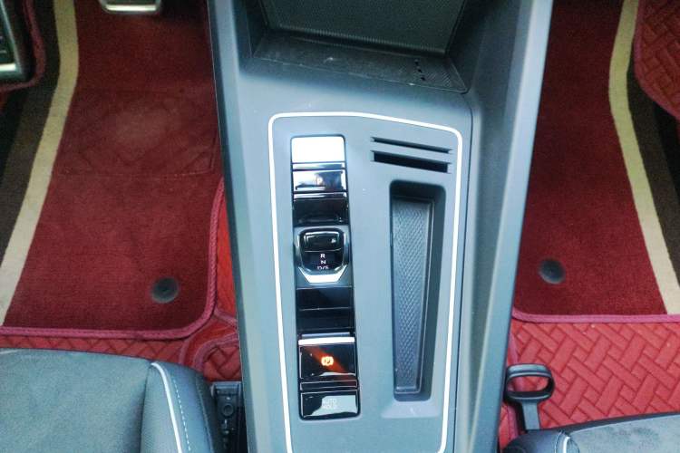 Used Volkswagen Golf 2023 Facelift 280TSI DSG R-Line Lite Gear Lever