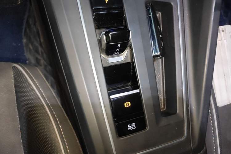 Used Volkswagen Golf 2023 Facelift 280TSI DSG R-Line Lite Gear Lever