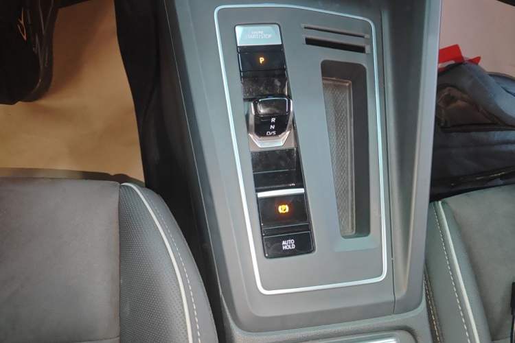Used Volkswagen Golf 2023 Facelift 280TSI DSG R-Line Lite Gear Lever