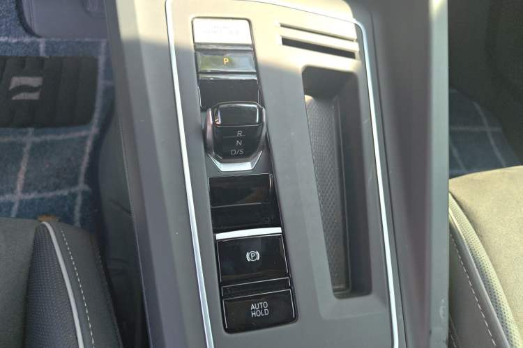 Used Volkswagen Golf 2023 280TSI DSG R-Line Lite Gear Lever
