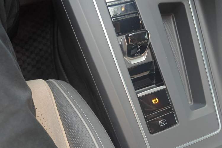 Used Volkswagen Golf 2023 Facelift 280TSI DSG R-Line Lite Gear Lever
