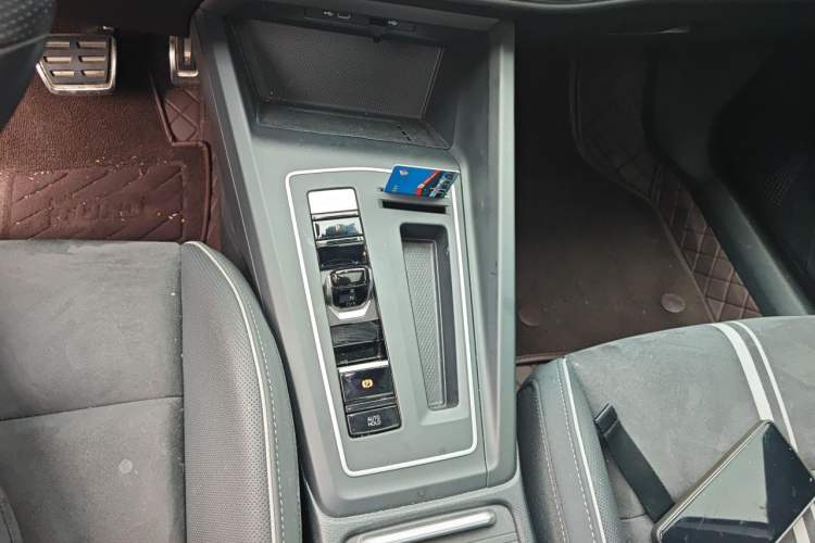 Used Volkswagen Golf 2023 Facelift 280TSI DSG R-Line Lite Gear Lever