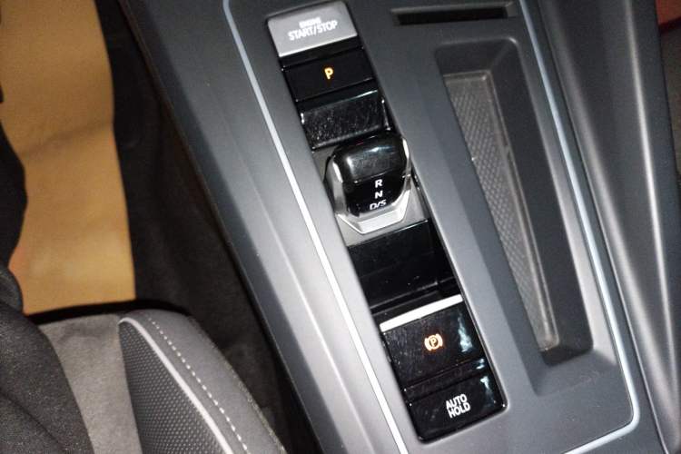 Used Volkswagen Golf 2023 Facelift 280TSI DSG R-Line Lite Gear Lever