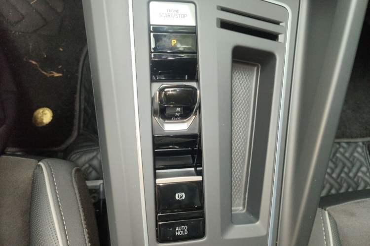 Used Volkswagen Golf 2023 Facelift 280TSI DSG R-Line Lite Gear Lever