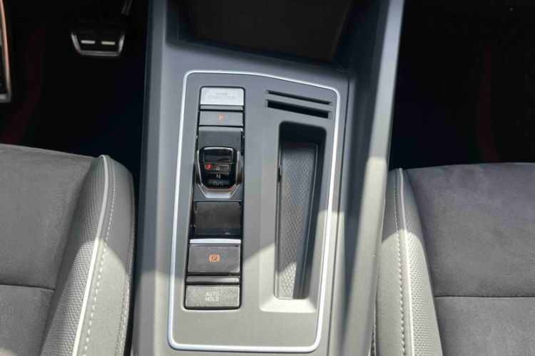 Used Volkswagen Golf 2023 Facelift 280TSI DSG R-Line Lite Gear Lever