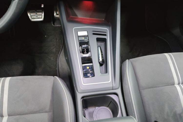 Used Volkswagen Golf 2023 Facelift 280TSI DSG R-Line Lite Gear Lever