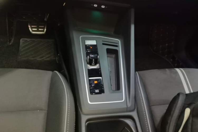 Used Volkswagen Golf 2023 Facelift 280TSI DSG R-Line Lite Gear Lever