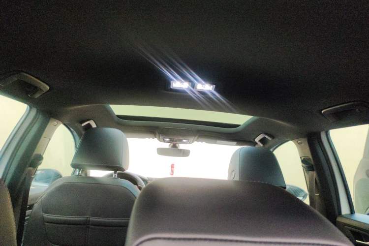 Used Volkswagen Golf 2023 Facelift 280TSI DSG R-Line Lite Headliner